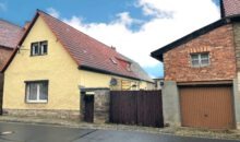 Einfamilienhaus in Gatterstädt - Straßenansicht mit Garage im Nebengelass